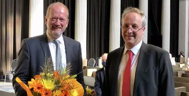 Kristóf Bálint (links) wird nach der Wahl zum Generalsuperintendenten von Bischof Christian Stäblein beglückwünscht. Foto: EKBO