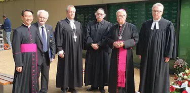 von rechts: Pfr. Piotr Gas, Erzbischof Heiner Koch, Rab. Andreas Nachama, Bischof Christian Stäblein, Frank Leutner, Msg. Chong. Vertreter des Bischofs von Losz. Foto: Marion Garde