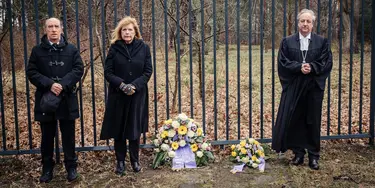 Von links: Pfarrer i.R. Bernd Krebs, Marion Gardei (Pfarrerin für Erinnerungskultur in der EKBO) und Bischof Christian Stäblein. Foto: Matthias Kauffmann